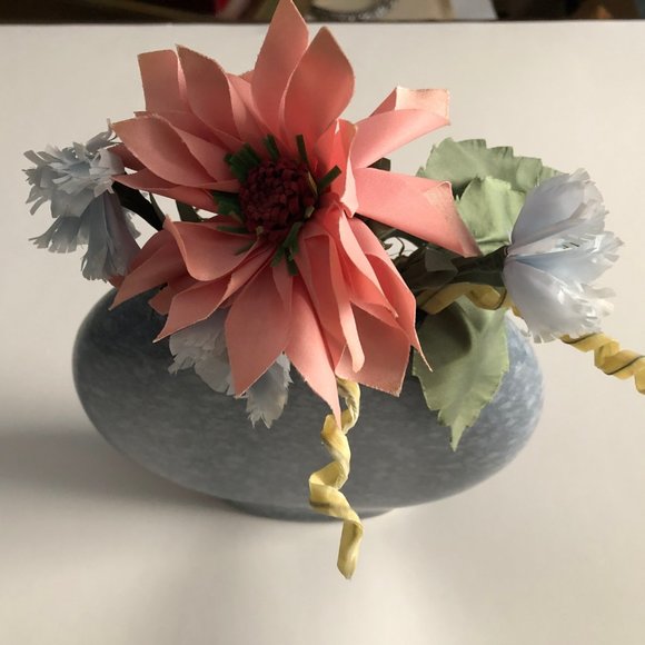 Blue Taiwan moon shaped vase with fake flowers home decor - Picture 3 of 8